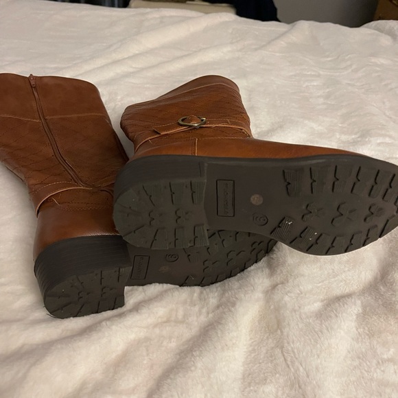 Brown boots, size 9. - Picture 2 of 4